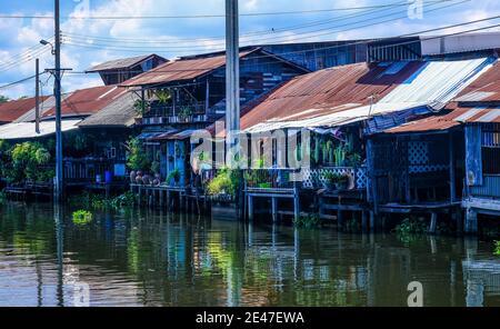 Das Flussufer am Hua Tache (Krokodil) Markt, Lat Krabang, Bangkok, Thailand Stockfoto