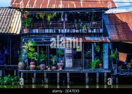 Das Flussufer am Hua Tache (Krokodil) Markt, Lat Krabang, Bangkok, Thailand Stockfoto