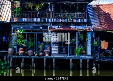 Das Flussufer am Hua Tache (Krokodil) Markt, Lat Krabang, Bangkok, Thailand Stockfoto