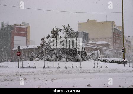 Verschneite Straßen in Madrid, Spanien im Jahr 2021 Stockfoto