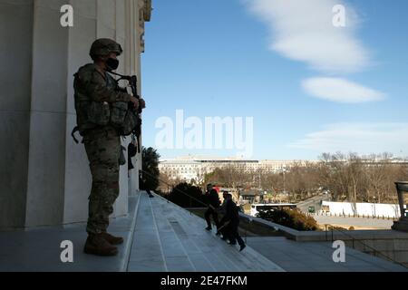 Washington DC, USA. Januar 2021. Florida National Guardsmen stehen Wache um das Lincoln Memorial auf der National Mall. Laut Nachrichtenquellen gaben weder das FBI noch Homeland Security eine Ankündigung bezüglich einer Absenkung des derzeitigen Sicherheitsniveaus um das US-Kapitol und die Innenstadt von Washington DC ab. (Foto: John Lamparski/SIPA USA) Quelle: SIPA USA/Alamy Live News Stockfoto