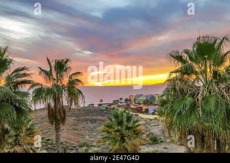 Schöne Aufnahme des Sonnenuntergangs am Ufer von Teneriffa in Spanien Stockfoto