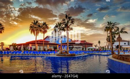 Schöne Aufnahme eines hellen Sonnenuntergangs an der Küste von Teneriffa Stockfoto