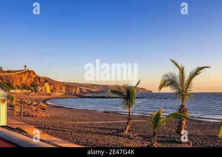 Schöne Aufnahme des Sonnenuntergangs am Ufer von Teneriffa in Spanien Stockfoto