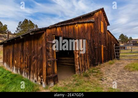 Das Gebäude auf der Riddle Brothers Ranch am Steens Mountain ist als frühes Siedlungsbeispiel im Osten von Oregon, USA, erhalten Stockfoto