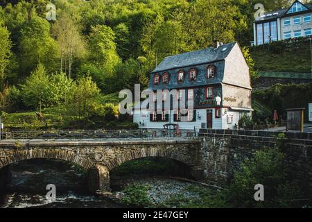 MONSCHAU, DEUTSCHLAND - MAI 22 2019: Kleine malerische Stadt in der Eifel in Nordrheinwestfalen. Es ist berühmt für seine Fachwerkhäuser und Co Stockfoto