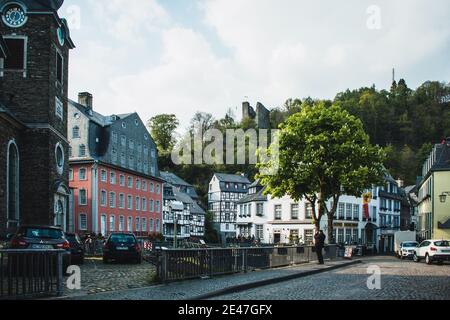 MONSCHAU, DEUTSCHLAND - MAI 22 2019: Kleine malerische Stadt in der Eifel in Nordrheinwestfalen. Es ist berühmt für seine Fachwerkhäuser und Co Stockfoto