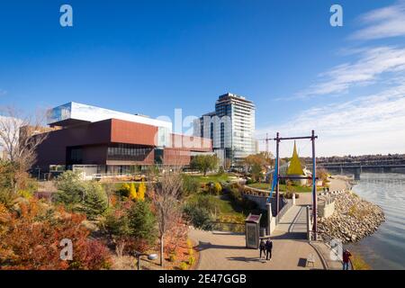 Das Äußere der Remai Modern Art Gallery und River Landing Entwicklung im Herbst. Saskatoon, Saskatchewan, Kanada. Stockfoto