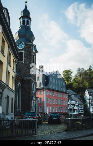 MONSCHAU, DEUTSCHLAND - MAI 22 2019: Kleine malerische Stadt in der Eifel in Nordrheinwestfalen. Es ist berühmt für seine Fachwerkhäuser und Co Stockfoto