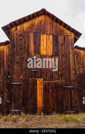 Das Gebäude auf der Riddle Brothers Ranch am Steens Mountain ist als frühes Siedlungsbeispiel im Osten von Oregon, USA, erhalten Stockfoto