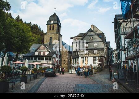 MONSCHAU, DEUTSCHLAND - MAI 22 2019: Kleine malerische Stadt in der Eifel in Nordrheinwestfalen. Es ist berühmt für seine Fachwerkhäuser und Co Stockfoto