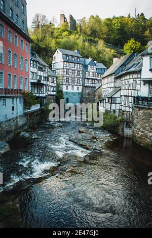 MONSCHAU, DEUTSCHLAND - MAI 22 2019: Kleine malerische Stadt in der Eifel in Nordrheinwestfalen. Es ist berühmt für seine Fachwerkhäuser und Co Stockfoto