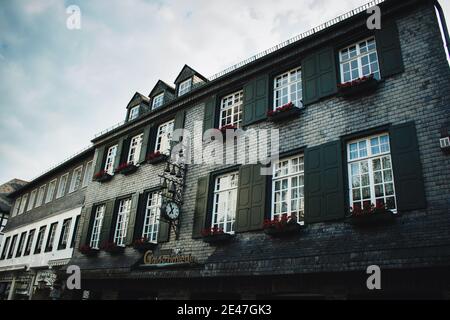 MONSCHAU, DEUTSCHLAND - MAI 22 2019: Kleine malerische Stadt in der Eifel in Nordrheinwestfalen. Es ist berühmt für seine Fachwerkhäuser und Co Stockfoto