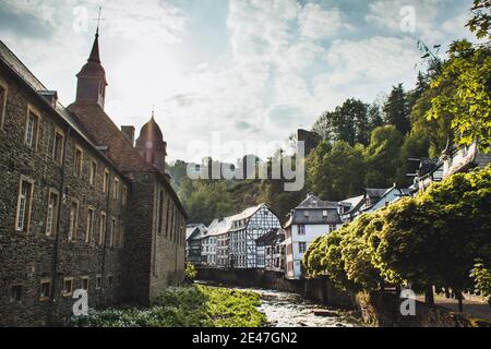 Monschau in der Eifel. Eine kleine malerische Stadt in Nordrheinwestfalen, Deutschland Stockfoto