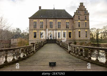 VORD, NIEDERLANDE - 08. Jan 2021: Ehemalige Militärfestung von der hölzernen Ankunftsbrücke über den Graben um Schloss Vorden mit Schild I gesehen Stockfoto