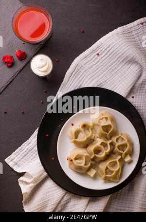 Manti oder Manty Knödel in einer traditionellen Schüssel auf Holz Tabelle Stockfoto