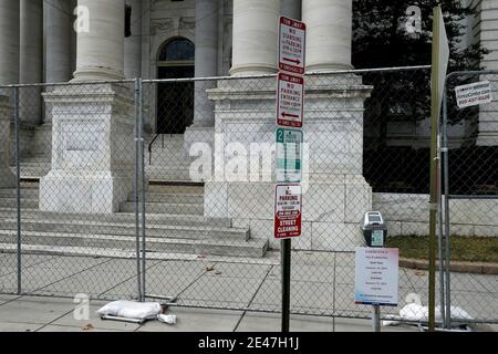 Washington, Usa. Januar 2021. Um das Bundesgebäude in der Nähe des Weißen Hauses herum wird ein Zaun errichtet. Laut Nachrichtenquellen gaben weder das FBI noch Homeland Security eine Ankündigung bezüglich einer Absenkung des derzeitigen Sicherheitsniveaus um das US-Kapitol und die Innenstadt von Washington DC ab. Kredit: SOPA Images Limited/Alamy Live Nachrichten Stockfoto