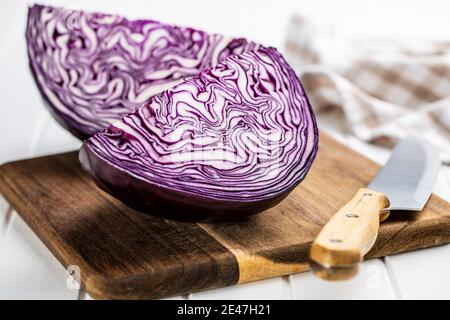 Frischer Rotkohl auf Schneidebrett. Stockfoto