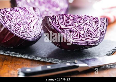 Frischer Rotkohl auf Schneidebrett. Stockfoto