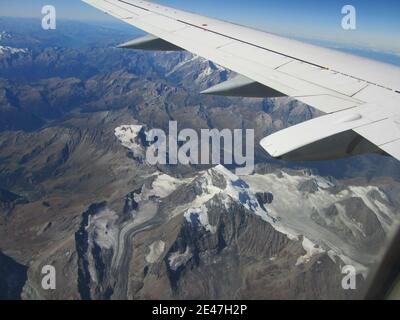 Flug über die Alpen. Gipfel und Gletscher. Stockfoto