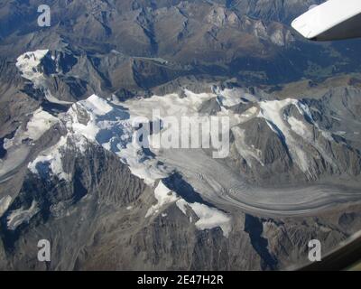 Flug über die Alpen. Gipfel und Gletscher. Stockfoto