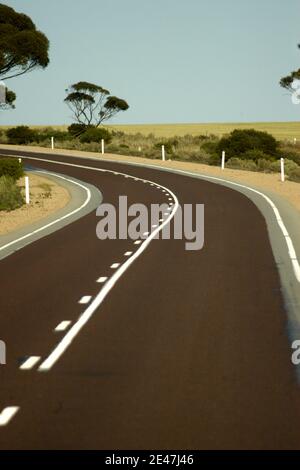 STRASSENMARKIERUNG AUF DEM EYRE HIGHWAY, DER SOUTH AUSTRALIA UND WESTERN AUSTRALIA VERBINDET. Stockfoto