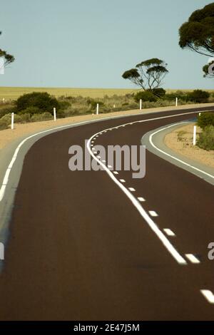 STRASSENMARKIERUNG AUF DEM EYRE HIGHWAY, DER SOUTH AUSTRALIA UND WESTERN AUSTRALIA VERBINDET. Stockfoto