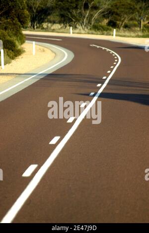 STRASSENMARKIERUNG AUF DEM EYRE HIGHWAY, DER SOUTH AUSTRALIA UND WESTERN AUSTRALIA VERBINDET. Stockfoto