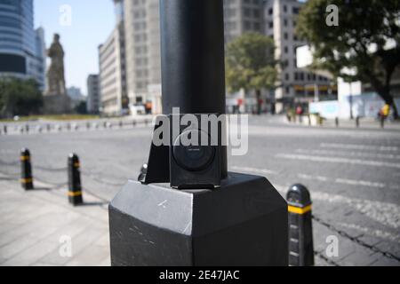 Ein Gadget bietet drahtlose Aufladung für Smartphone von Fußgängern sind an einer Straßenlaterne in Guangzhou Stadt, Südchina¯Guangdong provinc gesehen Stockfoto
