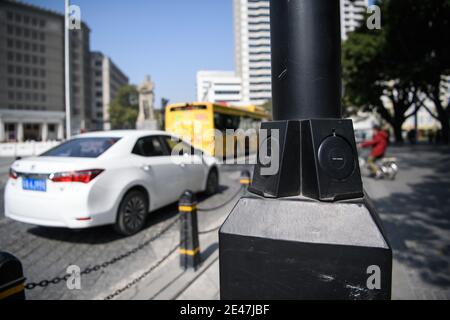Ein Gadget bietet drahtlose Aufladung für Smartphone von Fußgängern sind an einer Straßenlaterne in Guangzhou Stadt, Südchina¯Guangdong provinc gesehen Stockfoto