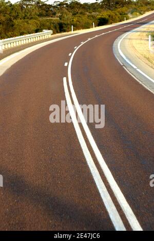 STRASSENMARKIERUNG AUF DEM EYRE HIGHWAY, DER SOUTH AUSTRALIA UND WESTERN AUSTRALIA VERBINDET. Stockfoto