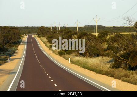 STRASSENMARKIERUNG AUF DEM EYRE HIGHWAY, DER SOUTH AUSTRALIA UND WESTERN AUSTRALIA VERBINDET. Stockfoto