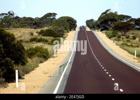 STRASSENMARKIERUNG AUF DEM EYRE HIGHWAY, DER SOUTH AUSTRALIA UND WESTERN AUSTRALIA VERBINDET. Stockfoto