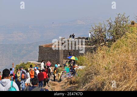 26. Dezember 2020, Pune, Maharashtra, Indien. Touristen in Sinhagad oder Kondana Fort. Blick von der Stadtmauer von Fort Stockfoto