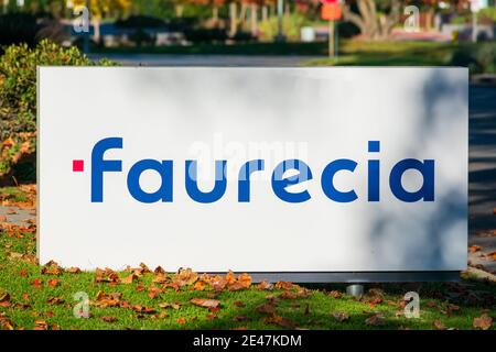 Faurecia Zeichen, Logo auf Schild am Silicon Valley Hauptsitz eines französischen globalen Automobilzulieferers - Sunnyvale, Kalifornien, USA - 2020 Stockfoto