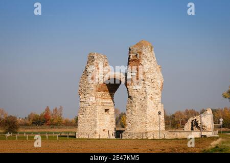 Blick auf das alte römische Tor in Carnuntum, Österreich unter einem klaren blauen Himmel Hintergrund Stockfoto