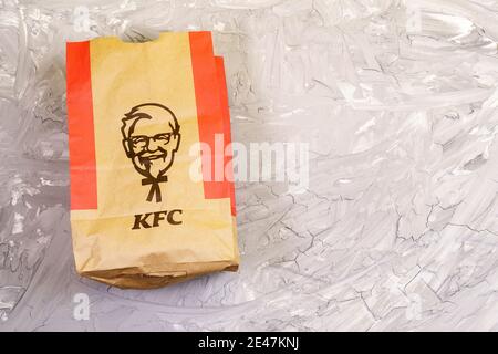 Tjumen, Russland-Januar 20, 2021: KFC Fast-Food-Restaurant. KFC ist eine Fast-Food-Restaurantkette, die auf gebratenes Huhn spezialisiert ist Stockfoto