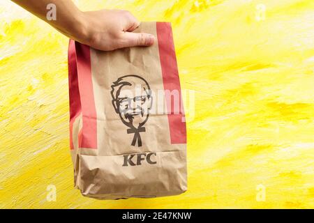 Tjumen, Russland-Januar 20, 2021: KFC Fast-Food-Restaurant. KFC ist eine Fast-Food-Restaurantkette, die auf gebratenes Huhn spezialisiert ist Stockfoto