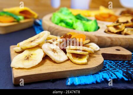 Getrocknete Früchte. Gesunde Lebensweise. Mango, Rosinen Papaya Bananen getrocknete Aprikosen Stockfoto