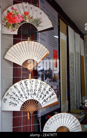 Chinesische Fans verschiedener Designs in einem Shop in Shaoxing. Handwerker haben diese seit Tausenden von Jahren hergestellt Stockfoto