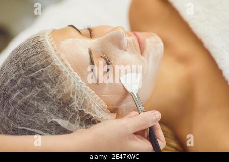 Nahaufnahme des Womans Gesicht während Beauty-Verfahren der feuchtigkeitsspendenden Maske Wird angewendet Stockfoto