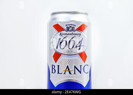 Tjumen, Russland-20. Januar 2021: Kronenbourg 1664 Blanc ist ein Weißweizenbier. Französische Biermarke Stockfoto