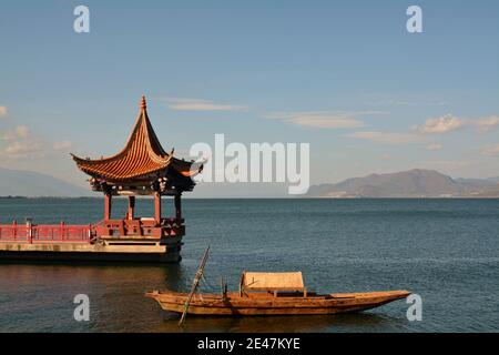 Schöner Blick über den Erhai See in Dali, sauberes Wasser und klarer Himmel und eine wunderbare Bergkulisse. Stockfoto