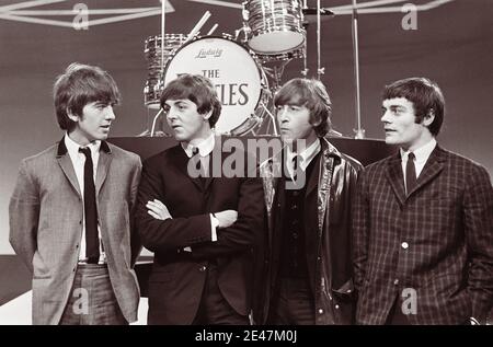 Die Beatles (mit Jimmie Nichols, der für Ringo Starr steht) bei einem Fernsehauftritt in Treslong in Hillegom, Niederlande, unweit von Amsterdam, am 5. Juni 1964. Stockfoto