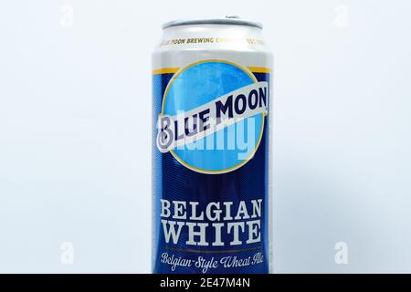 Tyumen, Russland-23. Dezember 2020: Blue Moon Dose belgisches Weißbier, gebraut von MillerCoors. Selektiver Fokus Stockfoto