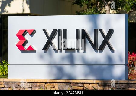 Xilinx-Schild, Logo am Hauptsitz. Xilinx ist ein Halbleiterhersteller - San Jose, Kalifornien, USA - 2020 Stockfoto