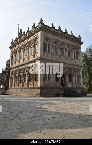 Fassade des Lord Shiva Temple bei Mahadji Shinde Chatri, Mahadevrao Shinde baute den Komplex. Wanawadi, Pune Maharashtra Stockfoto