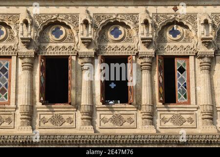 Architektonische Fenster des Lord Shiva Temple bei Mahadji Shinde Chatri, Mahadevrao Shinde baute den Komplex. Wanawadi, Pune Maharashtra Stockfoto