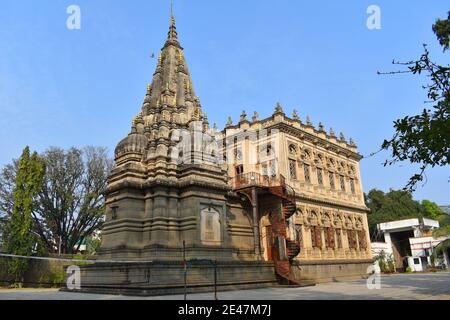 Blick von der Rückseite des Lord Shiva Temple bei Mahadji Shinde Chatri, Mahadevrao Shinde baute den Komplex. Wanawadi, Pune Maharashtra Stockfoto