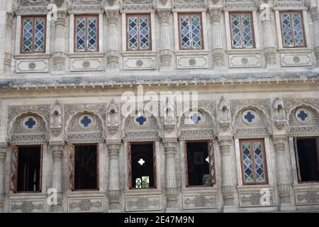 Architektonische Fenster des Lord Shiva Temple bei Mahadji Shinde Chatri, Mahadevrao Shinde baute den Komplex. Wanawadi, Pune Maharashtra Stockfoto